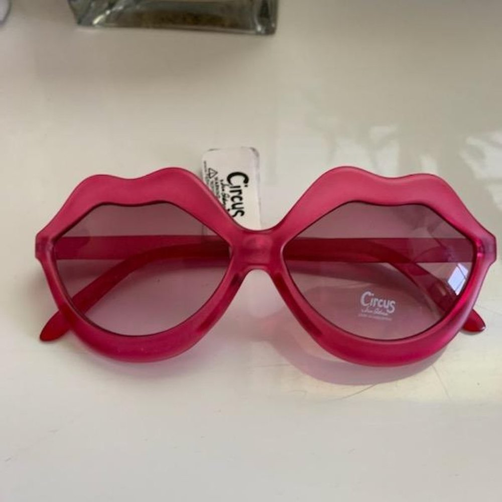 Circus by Sam Edelman Lip Sunglasses